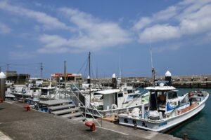 伊良部島「佐良浜港」完全ガイド｜カツオの街で味わう本物の漁師町文化