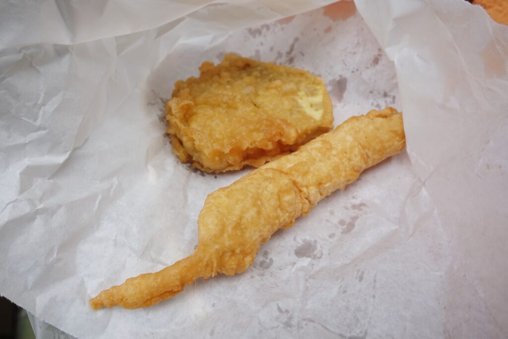 ぱんびん屋の揚げたて天ぷらを手に持つ