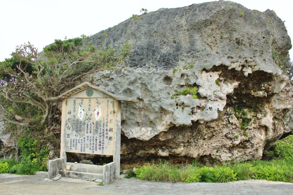 帯岩を見上げる女性