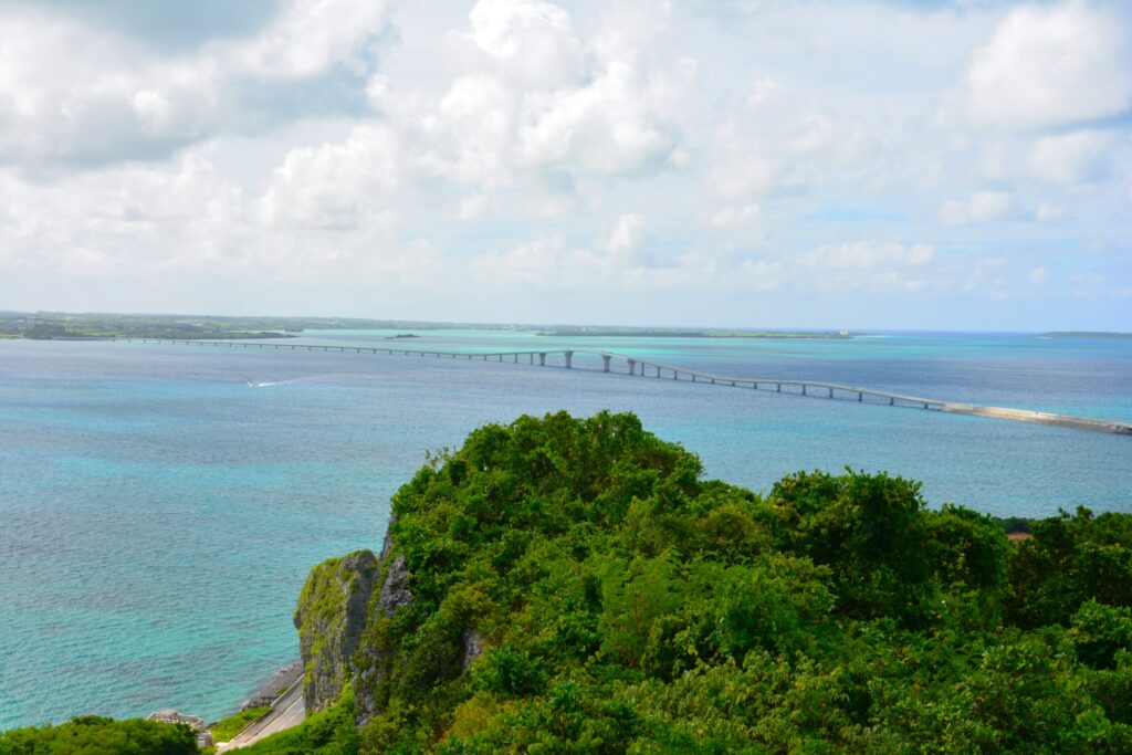 伊良部大橋の全景を「上から」見下ろせる