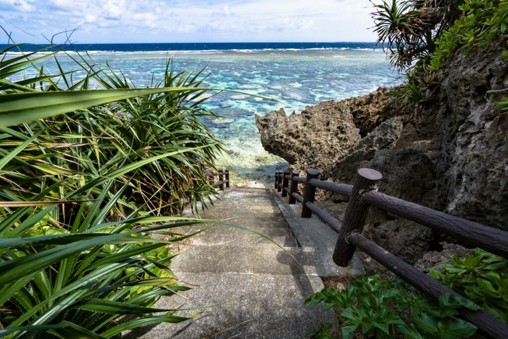 シンビジ｜天国へ続く白い階段と海