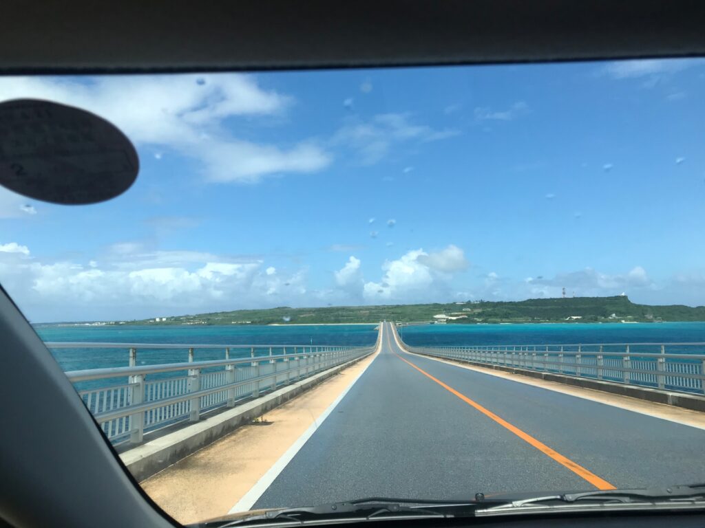 伊良部大橋を渡る観光タクシーのイラスト