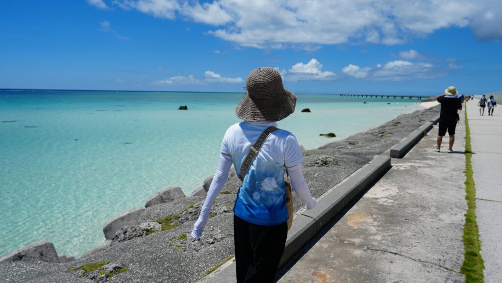 観光タクシーで伊良部大橋を渡る女性のイラスト