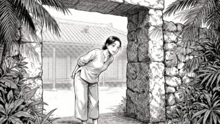 石造りの門の前で期待に胸をふくらませている