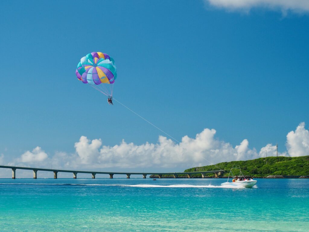 伊良部大橋を上空から眺める