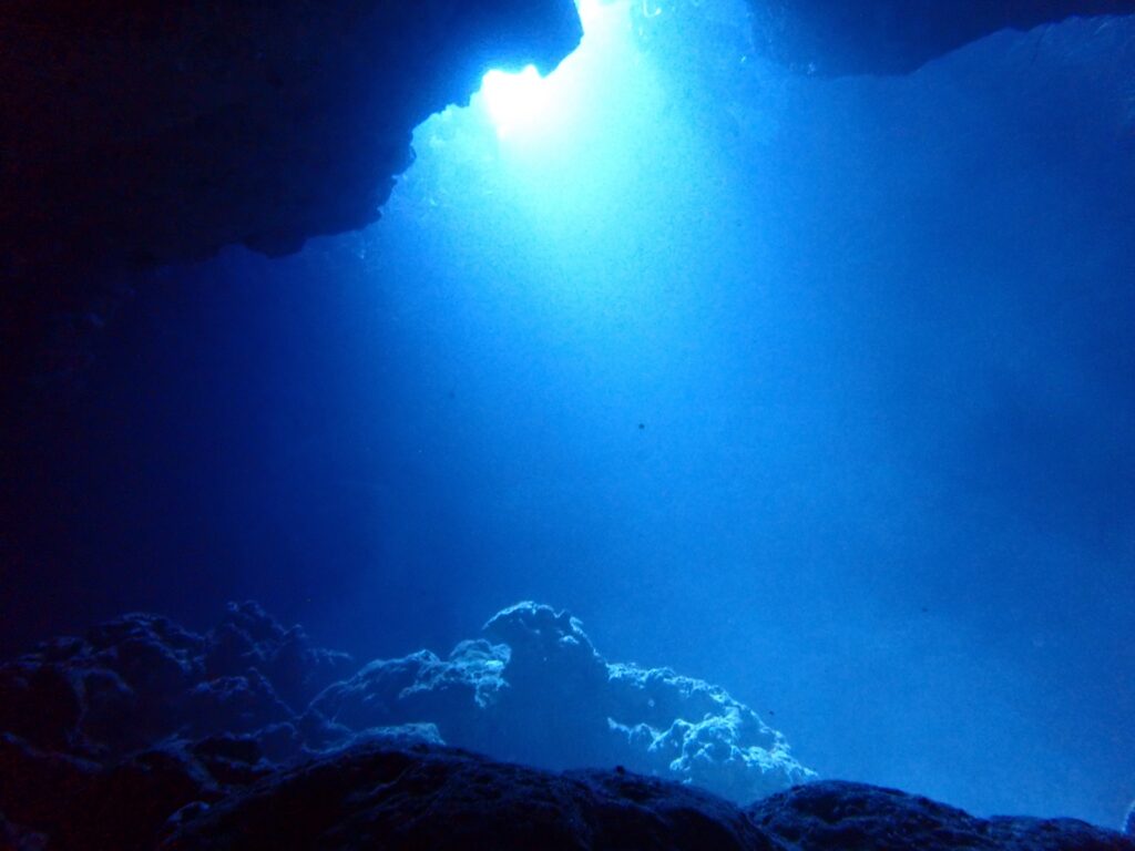 伊良部島の青の洞窟