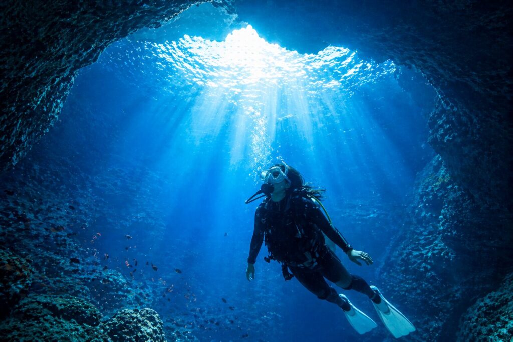 青の洞窟の中で光のシャワーを見上げる