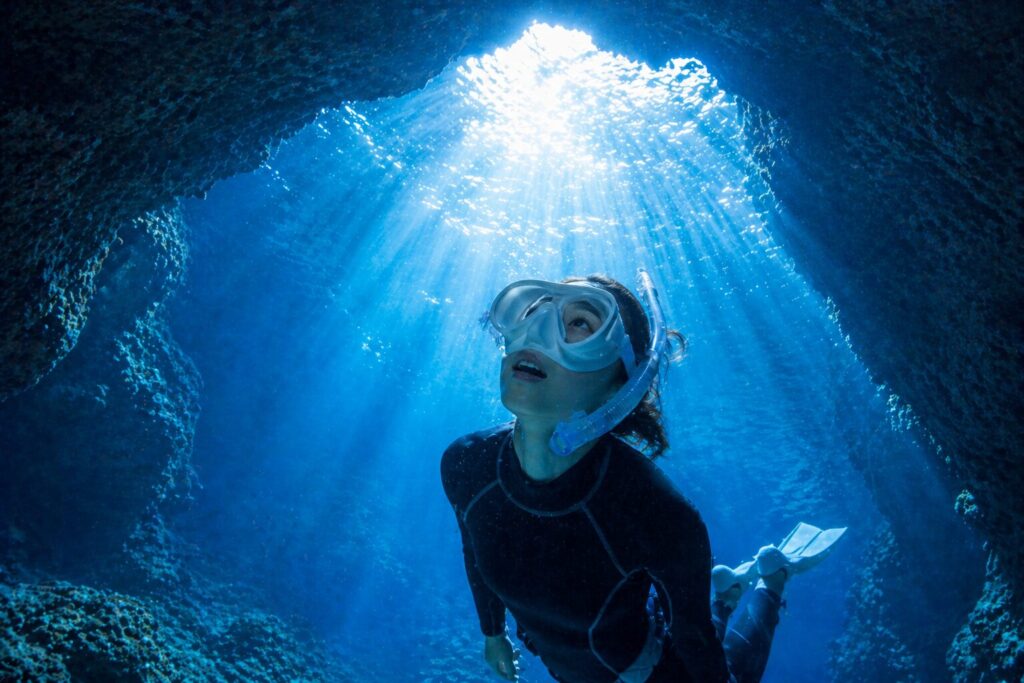 青の洞窟で光のシャワーを浴びる