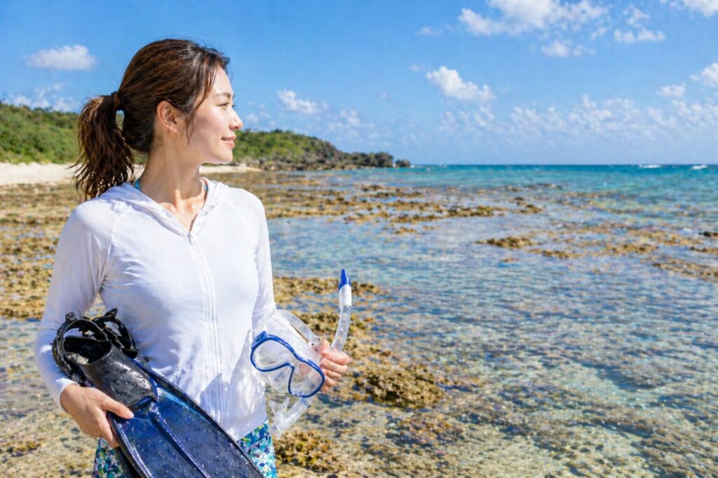 干潮の海でシュノーケル準備を整える